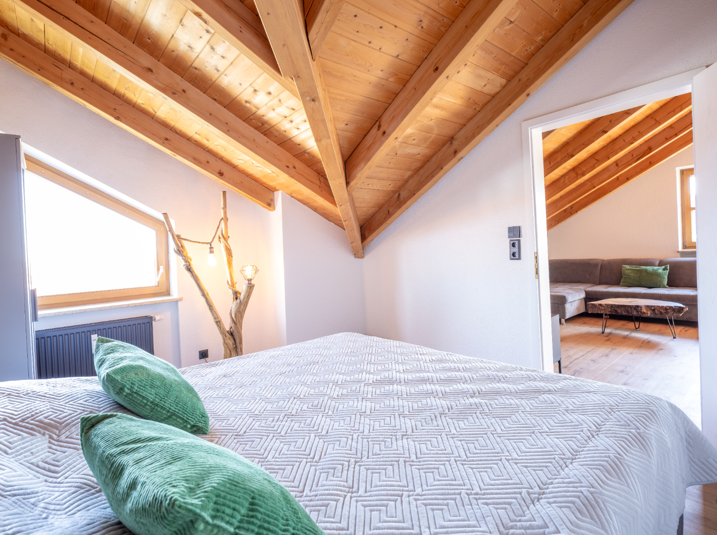 Schlafzimmer mit Blick zum Wohnraum
